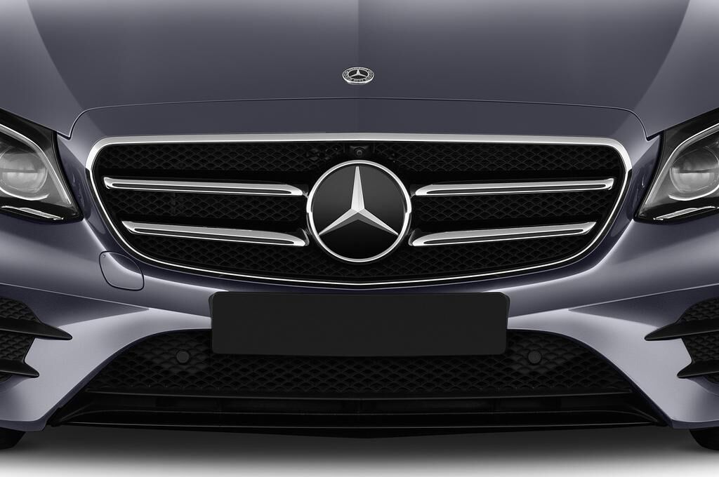 Mercedes E Class (Baujahr 2018) AMG Line 4 Türen Kühlergrill und Scheinwerfer