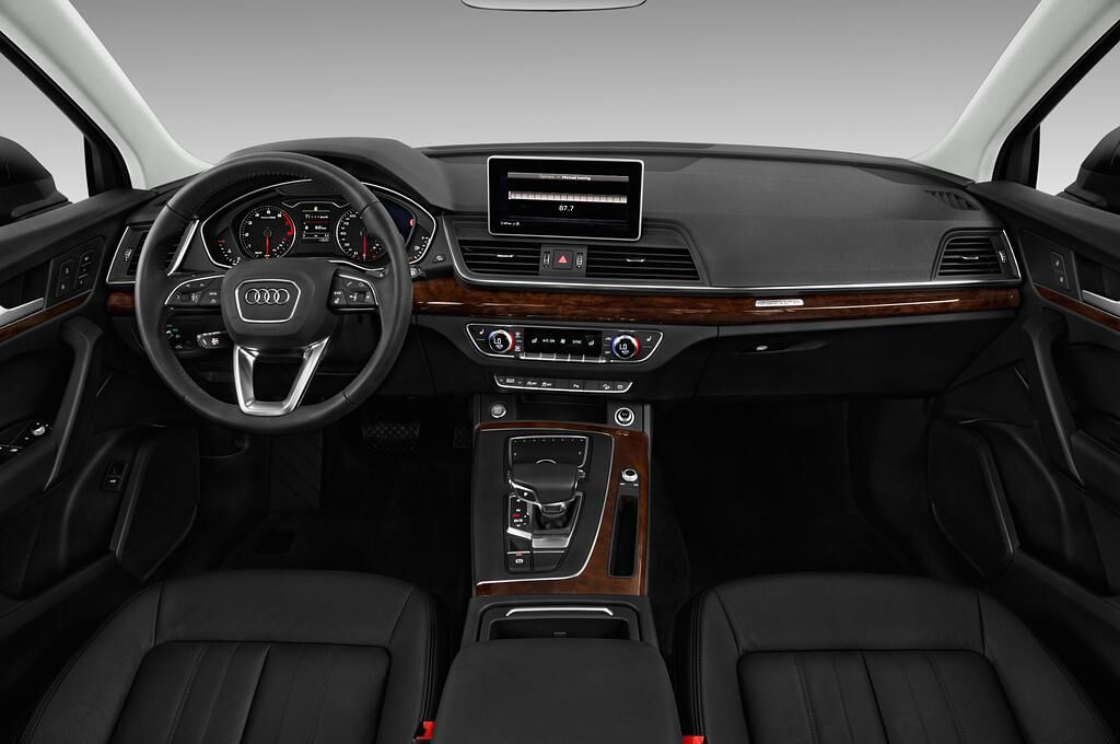 Audi Q5 (Baujahr 2018) Design 5 Türen Cockpit und Innenraum