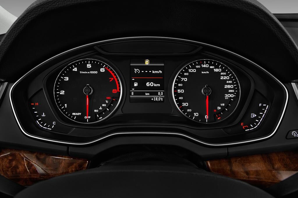 Audi Q5 (Baujahr 2018) Design 5 Türen Tacho und Fahrerinstrumente