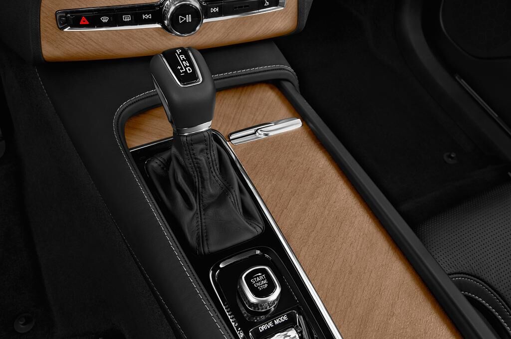 Volvo XC90 (Baujahr 2018) Inscription 5 Türen Schalthebel