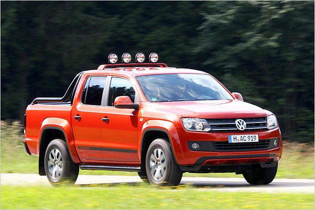 VW Amarok Canyon: In Knallorange und mit dem Leuchtenbügel auf dem Dach nicht eben unauffällig