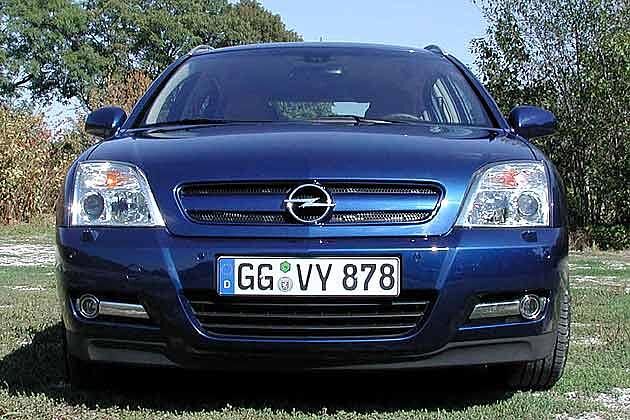 Bekanntes Opel-Gesicht: Von vorne sieht der Signum dem Vectra-Bruder zum Verwechseln ähnlich