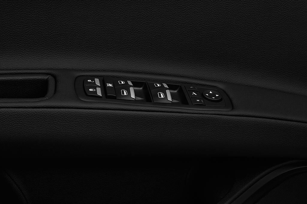 Maserati Ghibli (Baujahr 2018) - 4 Türen Bedienungselemente Tür