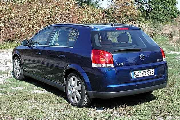 Ungewöhnliche Form: das futuristische Kombi-Heck des Opel Signum