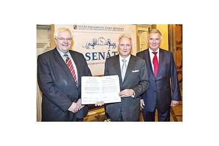 Skoda-Vorstandsvorsitzender Winfried Vahland erhält Kunstpreis zur deutsch-tschechischen Verständigung Skoda-Vorstandsvorsitzender Winfried Vahland erhält Kunstpreis zur deutsch-tschechischen Verständigung