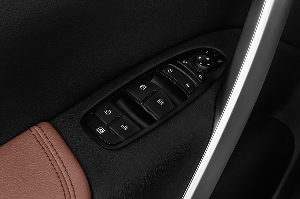 Mercedes X Class (Baujahr 2018) Power Edition 4 Türen Bedienungselemente Tür
