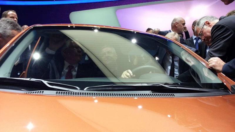 VW-Chef Martin Winterkorn zusammen mit Ulrich Hackenberg im Hyundai i10 auf der IAA.