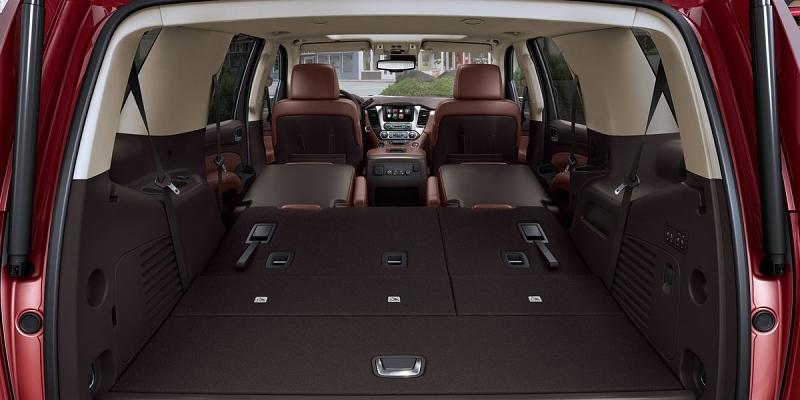 Legt man beim Chevrolet Tahoe die Rücklehnen der hinteren Sitzbänke um, entsteht ein riesiger Kofferraum