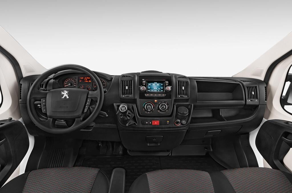Peugeot Boxer (Baujahr 2018) - 4 Türen Cockpit und Innenraum