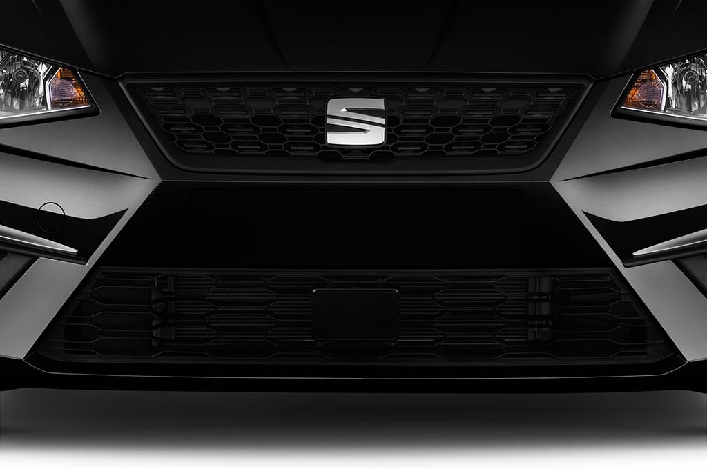 SEAT Ibiza (Baujahr 2018) Reference 5 Türen Kühlergrill und Scheinwerfer