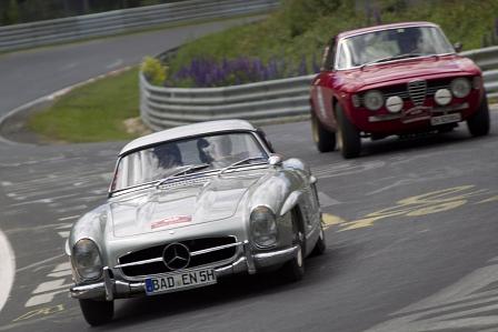 Der Mercedes 300 SL kann den Renn-Alfa-Romeo gerade noch hinter sich halten