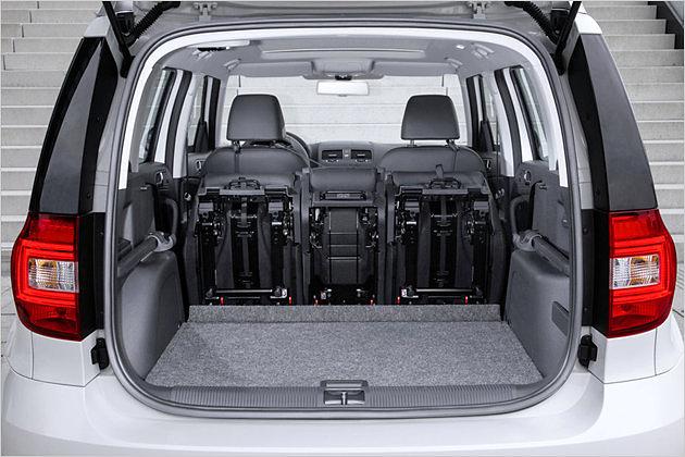 So lässt sich das Ladevolumen mit wenigen Handgriffen erhöhen, mit ausgebauten Sitzen passen 1.760 Liter Gepäck in den Skoda