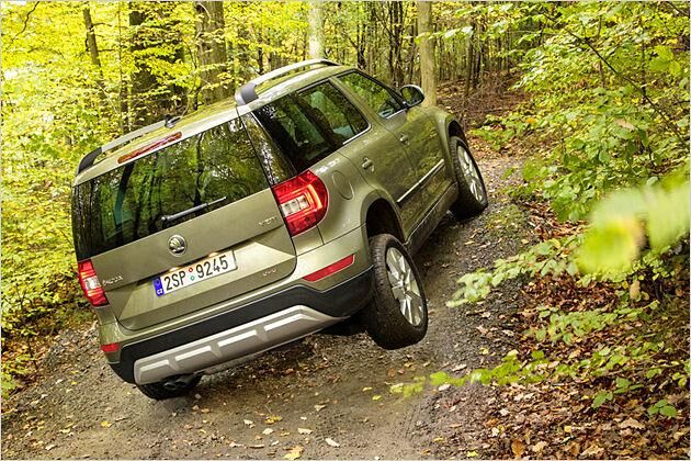 Hoch das Bein: Die bei den 4x4-Versionen serienmäßige Differenzialsperre sorgt dafür, dass die Kraft auf das Rad geleitet wird, das noch Traktion bietet