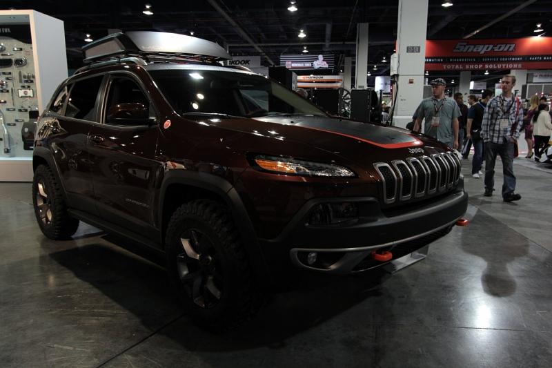 Geländereifen, Unterfahrschutz, Spezialauspuff, neue Musikanlage: Mopar macht den neuen Cherokee zum \"Trail Carver\"