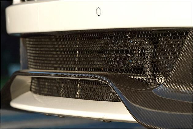 Wie viele andere Karosserieteile ist auch der Frontspoiler aus Carbon gefertigt