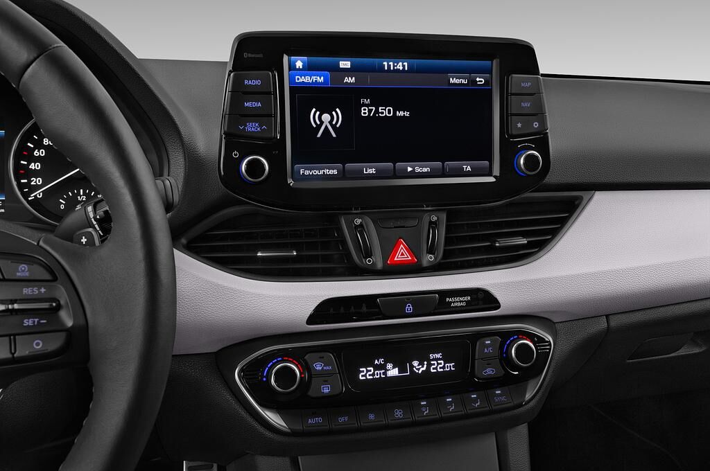 Hyundai i30 Fastback (Baujahr 2018) Premium 5 Türen Radio und Infotainmentsystem