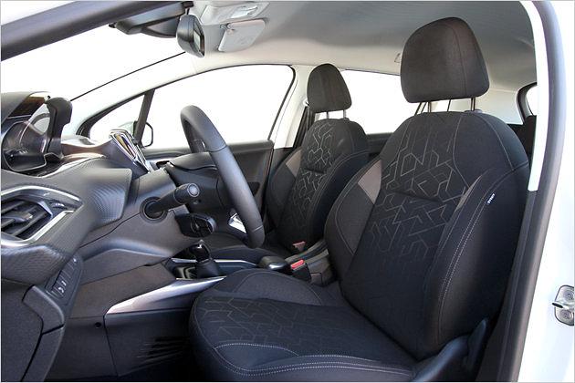 Die Sitze vorn sind bequem und bieten ausreichenden Seitenhalt