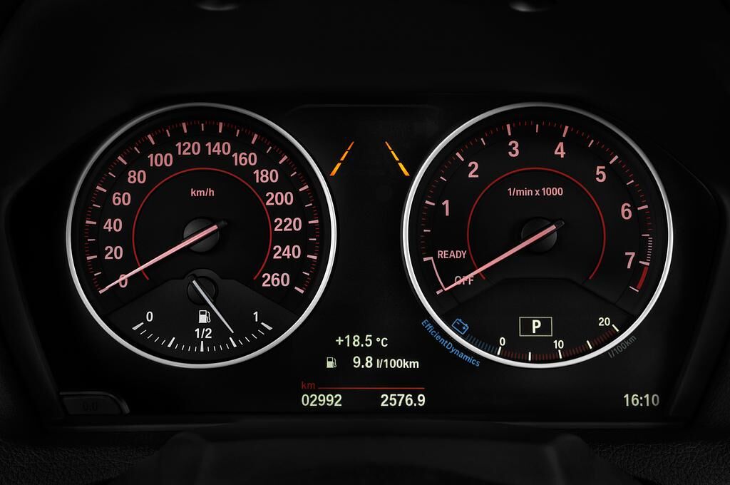 BMW 2 Series (Baujahr 2018) Sport 2 Türen Tacho und Fahrerinstrumente