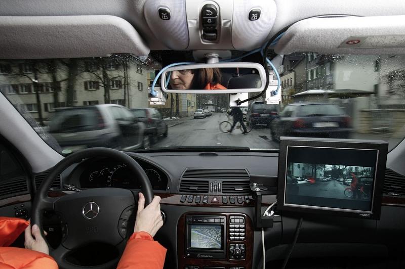 Assistenzsysteme, wie die Stereokamera und der Kreuzungsassistent bilden die Vorstufe des autonomen Fahrens