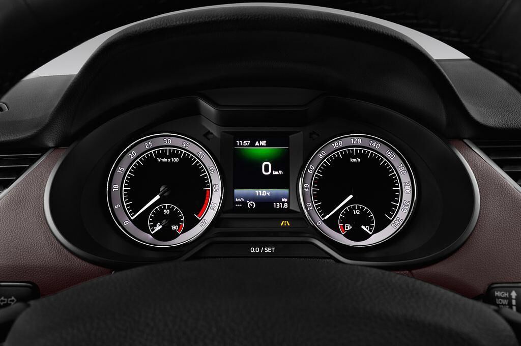 Skoda Octavia Combi (Baujahr 2017) Scout 5 Türen Tacho und Fahrerinstrumente