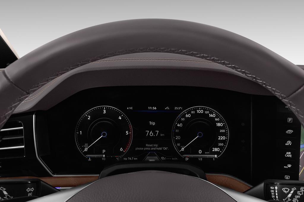 Volkswagen Touareg (Baujahr 2018) Design-Paket Atmosphere 5 Türen Tacho und Fahrerinstrumente