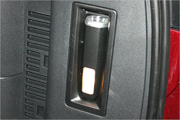 Praktisch: Die Kofferraumleuchte lässt sich auch als herausnehmbare Taschenlampe verwenden