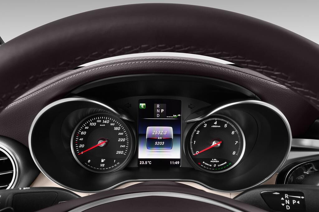 Mercedes GLC Coupe (Baujahr 2018) Standard 5 Türen Tacho und Fahrerinstrumente