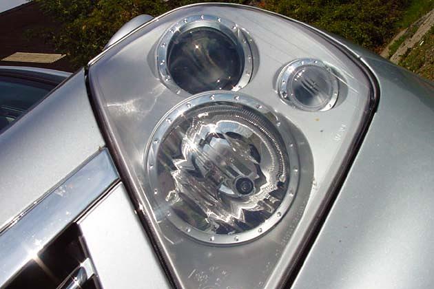 Die vordere Scheinwerfereinheit mit integriertem Blinker