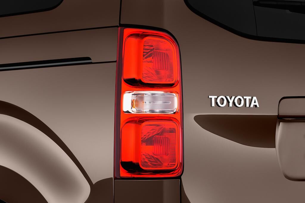 Toyota Proace Verso (Baujahr 2018) Executive 5 Türen Rücklicht