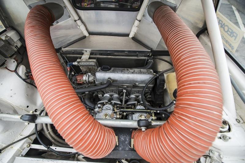 Wie zwei Tentakeln winden sich die Ansaugschläuche des hinteren Motors durch den Innenraum