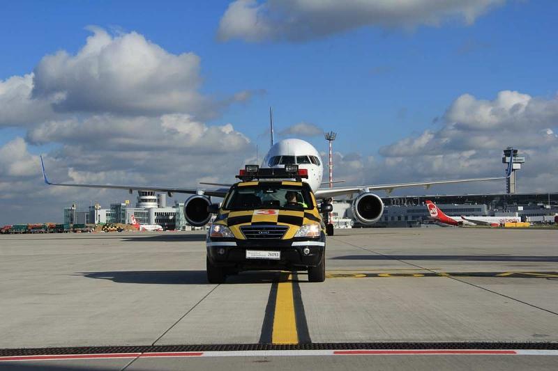 Die Marshaller leiten die Flugzeuge bei Bedarf zu ihrer Parkposition.