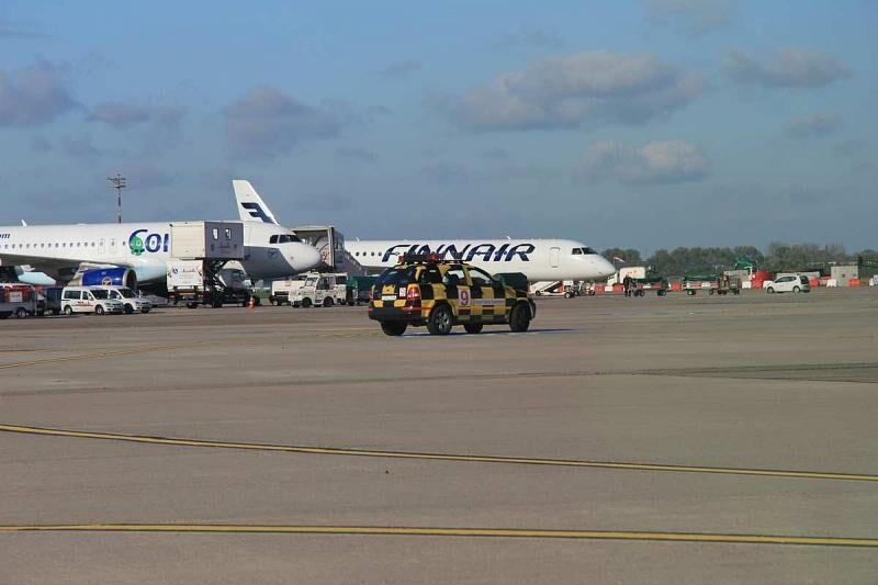 Zwischen den Flugzeugabholungen fahren sie Müll-Streife.