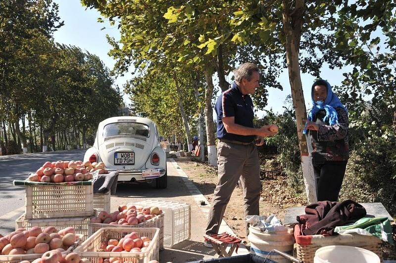 Äpfel werden am Straßenrand verkauft