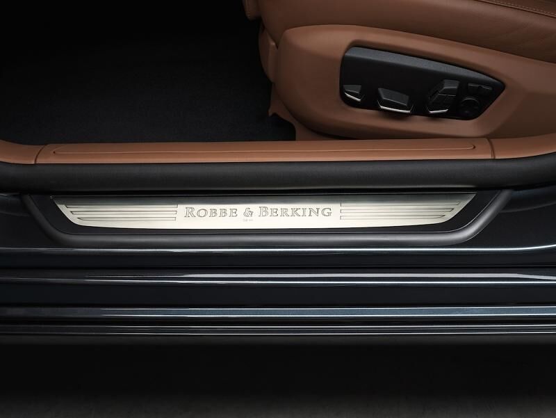 Die Einstiegsleisten des BMW 760 Li Sterling tragen den Namen der Silber-Manufaktur