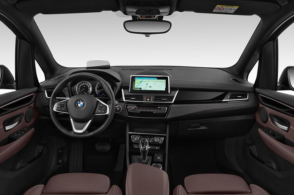 BMW 2 Series Gran Tourer (Baujahr 2018) Luxury Line 5 Türen Cockpit und Innenraum