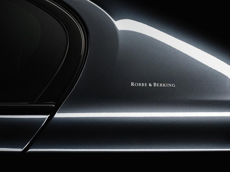 Der BMW 760 Li Sterling ist in \"Singapur Grau\" lackiert