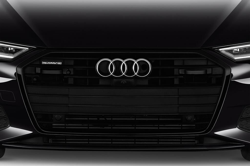 Audi A6 Avant (Baujahr 2019) Sport 5 Türen Kühlergrill und Scheinwerfer