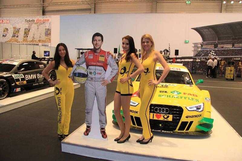Audifahrer und DTM-Champion 2013 Mike Rockenfeller aus Pappe umringt von hübschen Postbotinnen.
