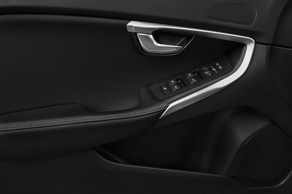 Volvo V40 (Baujahr 2018) R-Design 5 Türen Bedienungselemente Tür