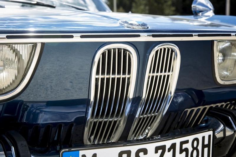 Die typische BMW-Niere ist verchromt