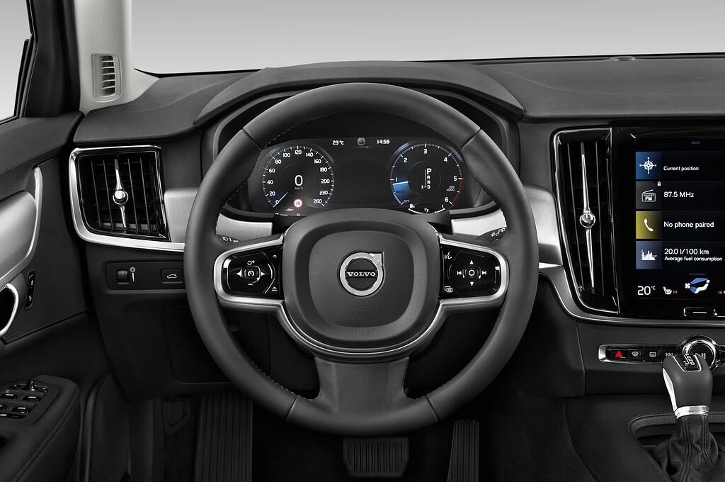 Volvo V90 (Baujahr 2019) Momentum 5 Türen Lenkrad