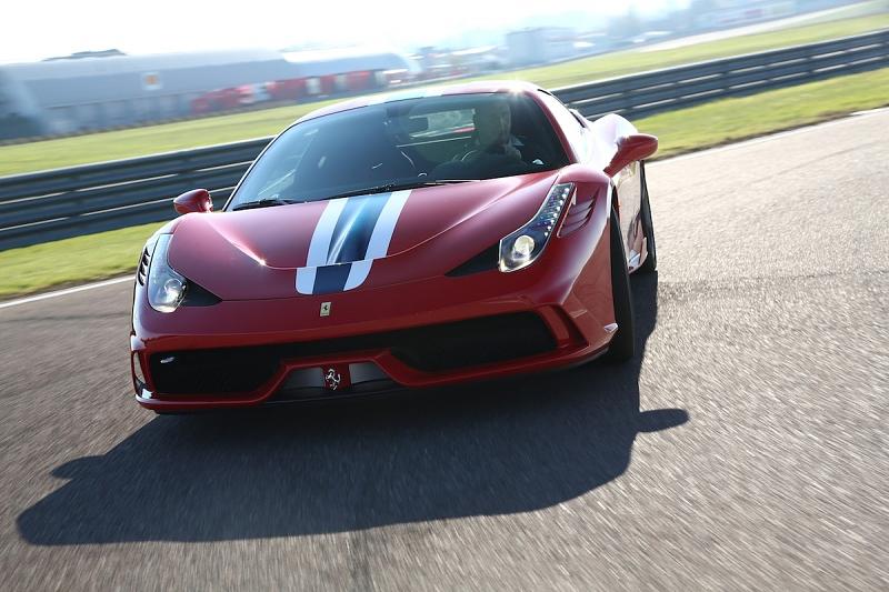 Die Lenkung des Ferrari 458 Speciale ist ultra-direkt