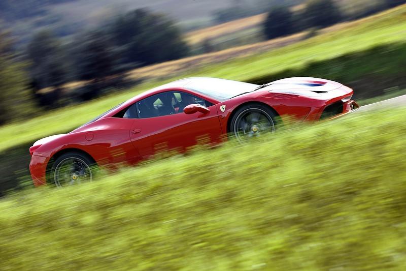 Die Spitzengeschwindigkeit des Ferrari 458 Speciale liegt über 325 km/h
