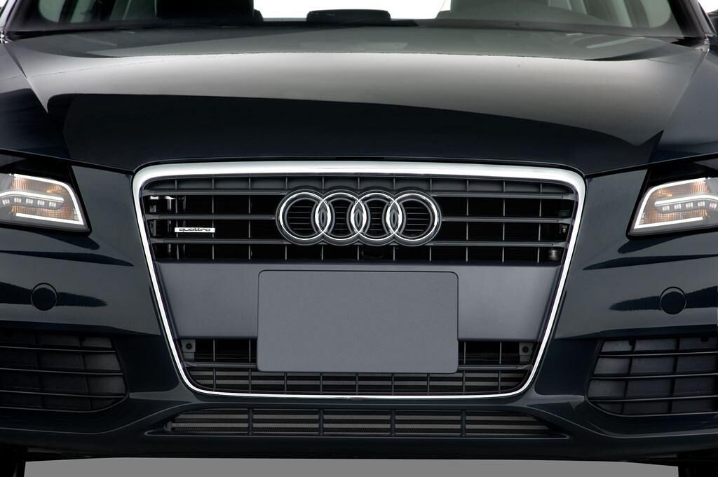 Audi A4 (Baujahr 2010) Avant 5 Türen Kühlergrill und Scheinwerfer