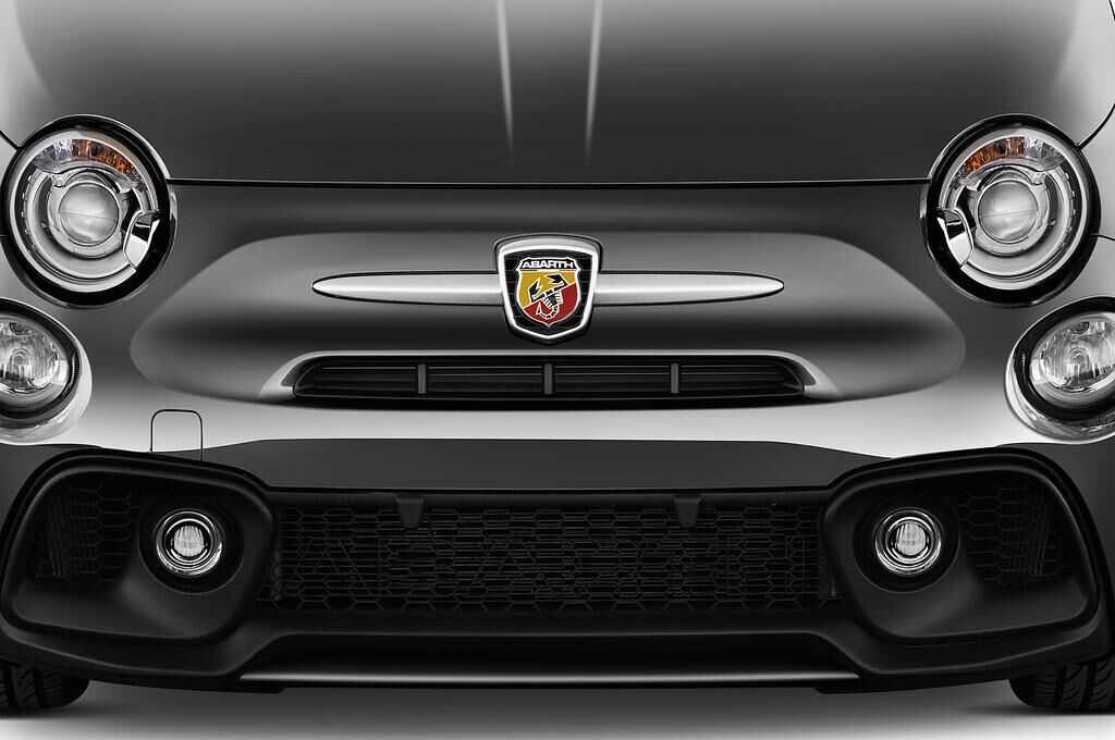 Abarth 595 Turismo (Baujahr 2018) - 2 Türen Kühlergrill und Scheinwerfer