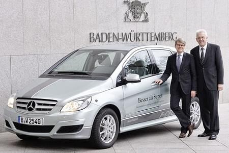 Ministerpräsident Kretschmann fährt in Berlin Auto mit Brennstoffzelle Ministerpräsident Kretschmann fährt in Berlin Auto mit Brennstoffzelle