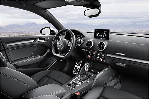 Das Cockpit ist überwiegend in Schwarz gehalten, als Kontrast dienen diverse Alu-Applikationen