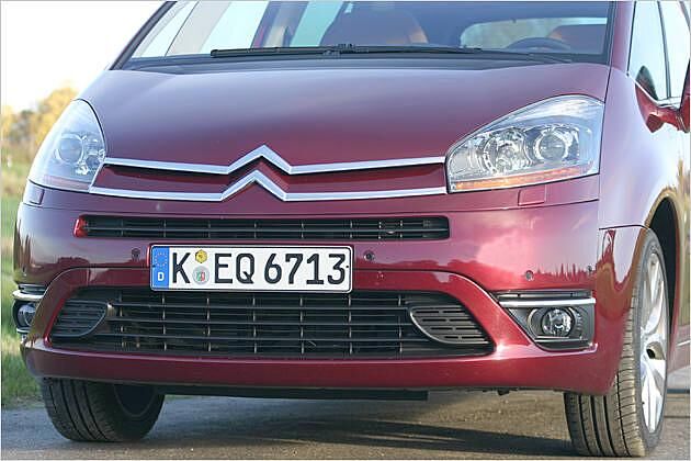 Das Firmenzeichen wurde clever in die Motorhaube integriert