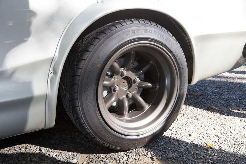 Dicke 15-Zöller rollen am Nissan Skyline 2000 GT-R.