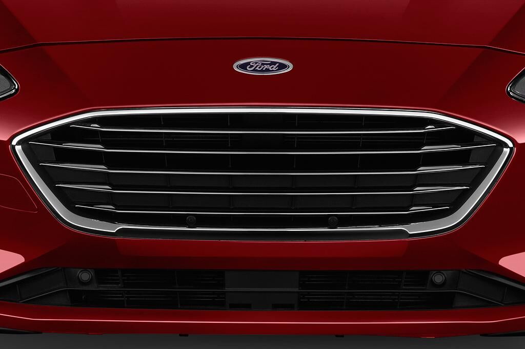 Ford Focus (Baujahr 2018) Titanium 5 Türen Kühlergrill und Scheinwerfer
